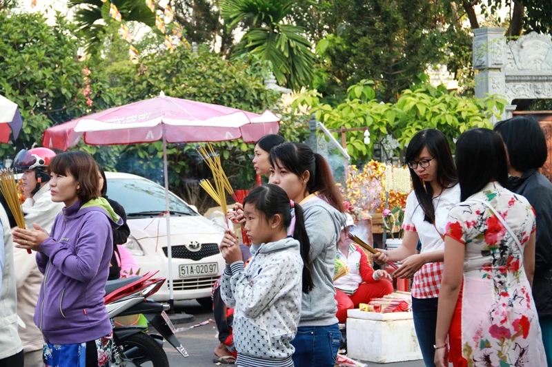 Dòng người thành kính đi lễ chùa đầu năm Bính Thân ảnh 3